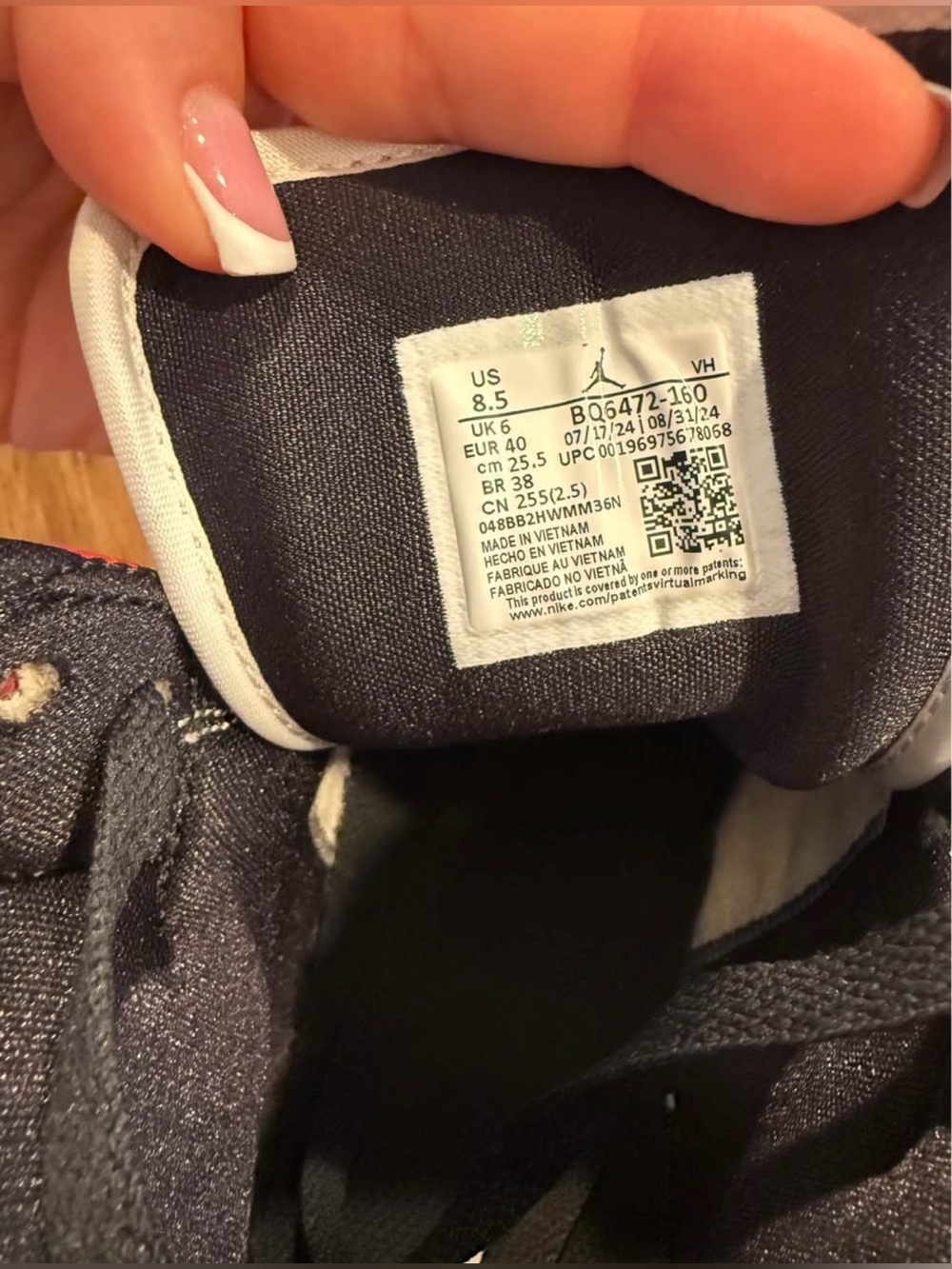 Women’s Air Jordan 1 Mid Chicago Black Toe - Picture 7 of 7
